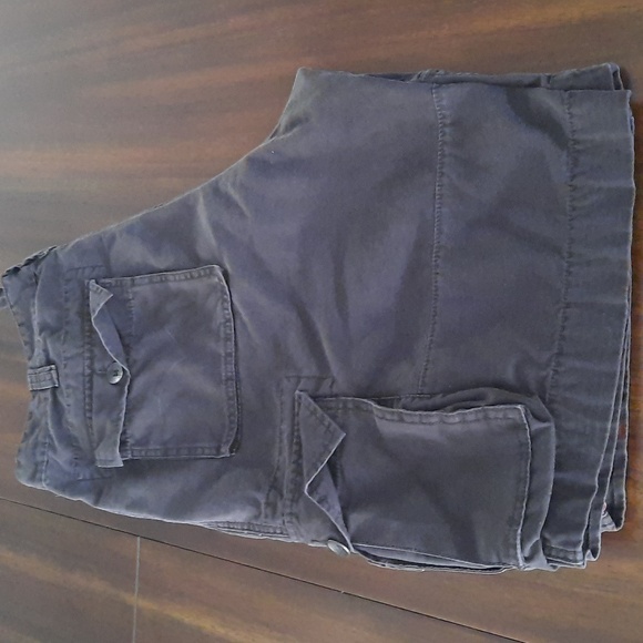 Levi's men's black cargo shorts. Waist - 36in ; Inseam 11.5in. - Picture 3 of 6